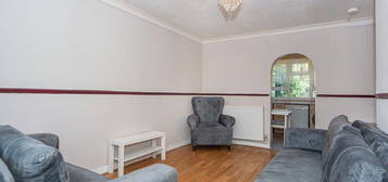 Flat to rent in Queen Elizabeths Close, Stoke Newington N16