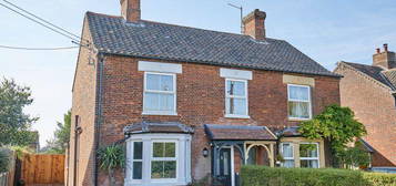 4 bedroom semi-detached house to rent