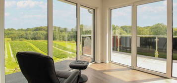 Sofort wohlfühlen: 4-Zi.-Penthouse in Waldrandlage mit einzigartigem Blick