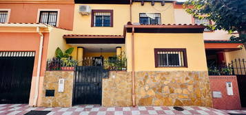 Casa adosada en venta en Jose Manuel Pastor, Jun