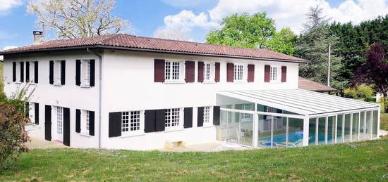 Dpt Gironde (33), à vendre à CROIGNON PROCHE DE BORDEAUX maison P9 de 263 m² - Terrain de 5830,00 m²