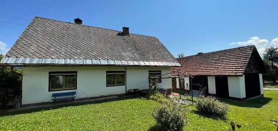 Gemütliches Haus im Grünen mit geräumigen Nebengebäude