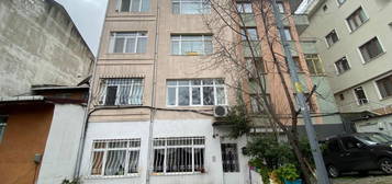 BEŞİKTAŞ GAYRETTEPE MAHALLESİNDE SATILIK 2+1 BAHÇE KAT DAİRE