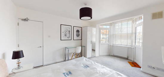 Flat to rent in Mole Court, Emlyn Gardens, London W12