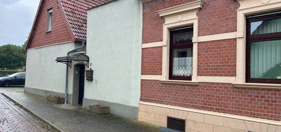 Wohnhaus mit Nebengebäude in ruhiger Wohnlage