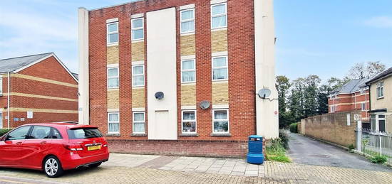 Flat to rent in Trafalgar Court, Trafalgar Street, Gillingham ME7