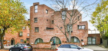 Flat for sale in Edgewood Mews, Finchley Central N3