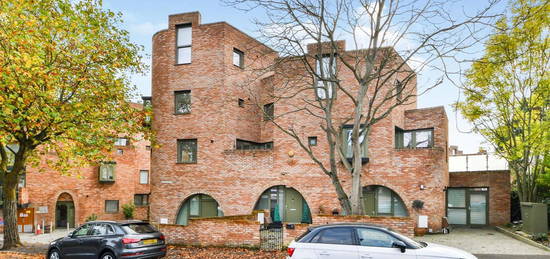 Flat for sale in Edgewood Mews, Finchley Central N3