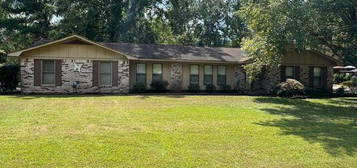 403 Treas Lake Rd, Aberdeen, MS 39730