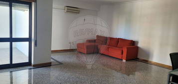 Arrendamento de Apartamento T3  na praça Paulo VI s/n