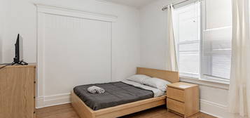 29 Peel St #2, Barrie, ON L4M 3K9