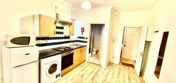 Studio to rent in Brondesbury Park, London NW2