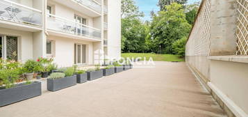 F3 EN REZ DE JARDIN AVEC TERRASSE ET PARKING