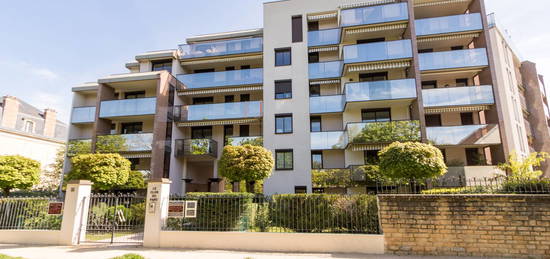 T4 DERNIER ETAGE TERRASSE - COURS GL DE GAULLE - LE CLOS DU