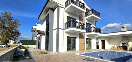 Seydikemer Villalar blgesinde 4+1 200m2 Baheli Havuzlu Villa