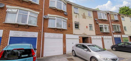 Flat to rent in Belvoir Lodge, Carlton, Nottingham NG4