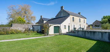 Une maison en pierre de Caen et son jardin clos de murs