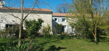 Belle longère charentaise de 370m2 à 25 km entre La Rochelle et Niort