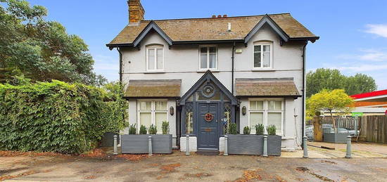 Detached house to rent in Hampton Court Road, East Molesey KT8