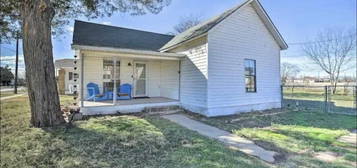 621 N Main St, Electra, TX 76360