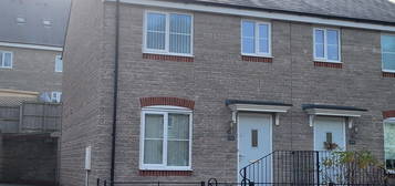 Property to rent in Cowleaze, Purton, Swindon SN5