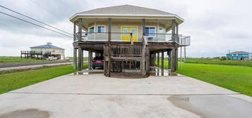 60 Northwest Dr, Holiday Beach, TX 78382