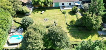 Maison principale et maison d'amis dans un cadre tranquille avec un grand étang et une piscine