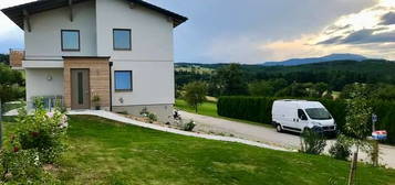 Obergeschosswohnung in traumhafter Lage mit Balkon und Terrasse in einem Zweifamilienhaus zu vermieten