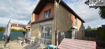 Maison individuelle, 4 chambres , garage et carport.