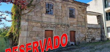 Casa tradicional em Lajeosa do Mondego de 388,00 m²