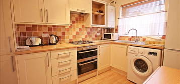 4 bed semi-detached house to rent