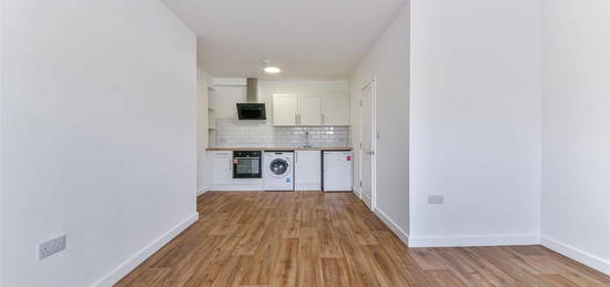 Flat to rent in High Street, Banstead SM7