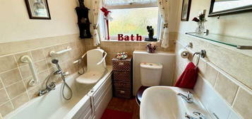 2 bedroom detached bungalow for sale