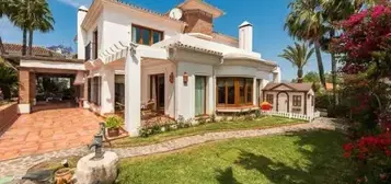 Chalet en Manantiales - Lagar - Cortijo