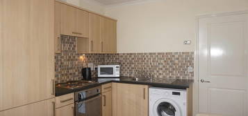 Flat to rent in Barrack Road, Aldershot, Hampshire GU11