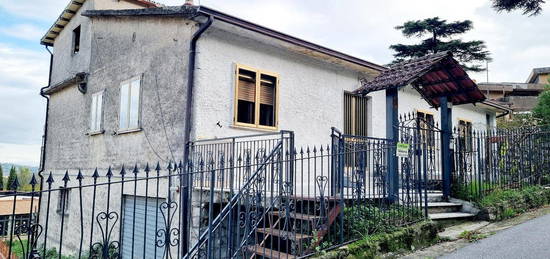 Casa indipendente con terreno Zona centrale