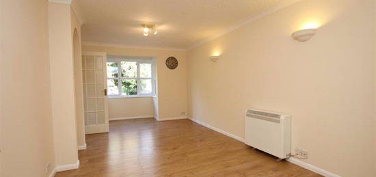 Flat to rent in Bishops Court, Greenhithe DA9