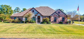 123 San Chez Dr, Gainesville, TX 76240