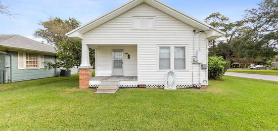 517 S  Poydras St, Breaux Bridge, LA 70517