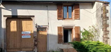 Maison située au calme, avec jardin et garages.