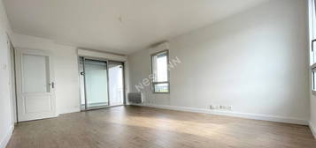 Appartement  à louer, 4 pièces, 3 chambres, 77 m²