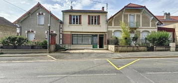 Maison de Ville à Rénover à Montluçon - 140 m², Jardin, Sous-Sol Complet, Bon État Structurel