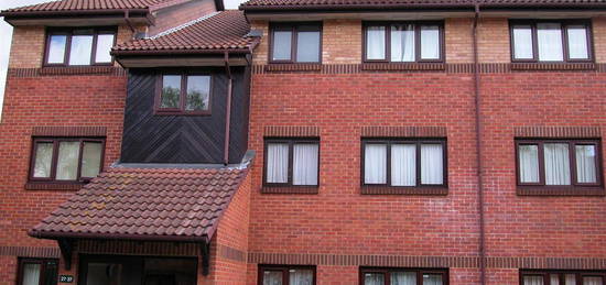 Flat to rent in Pavilion Way, Edgware, Middx HA8