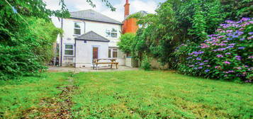 6 bedroom detached house