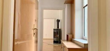Zentrale 2-Zimmer-Wohnung mit Schwedenofen & maßgefertigter Garderobe