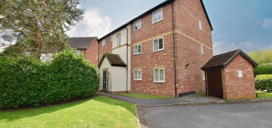 Flat to rent in Harlech Road, Abbots Langley WD5