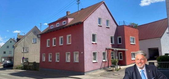 Einfamilienhaus in Ichenhausen - Großzügiges Wohnen auf ca. 243 m² mit Garten und zwei Stellplätzen