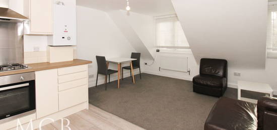 Maisonette to rent in Church Road, Teddington TW11