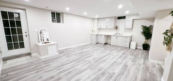 19 Yvette St #BASEMENT, Whitby, ON L1P 0G8