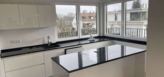 Gehobene Penthouse-Neubauwohnung mit drei Zimmern, umlaufendem Balkon und EBK in München